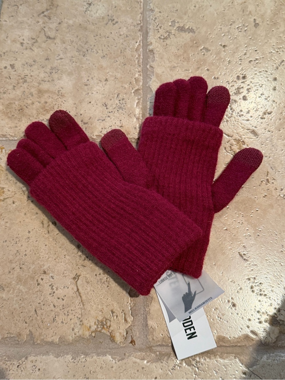 NWT Steve Madden Burgundy Ribbed Knit Touchscreen Tech Touch Gloves